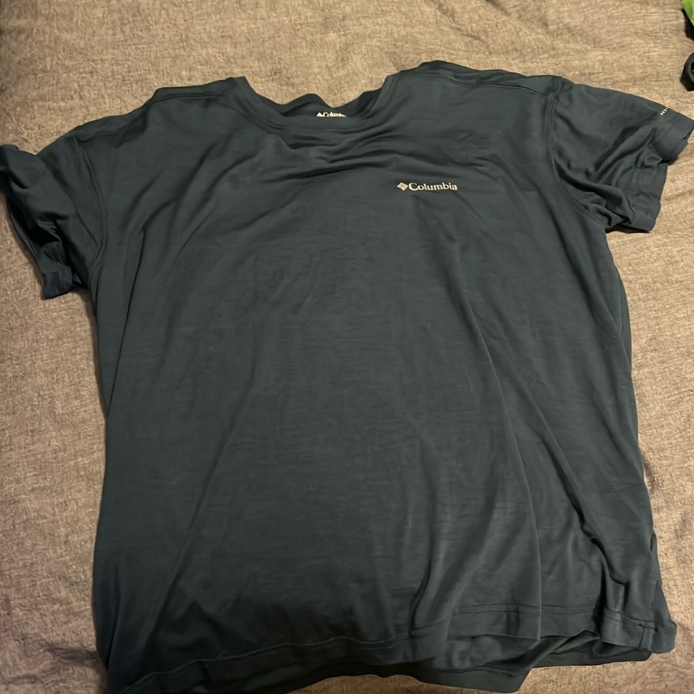 COLUMBIA T SHIRT